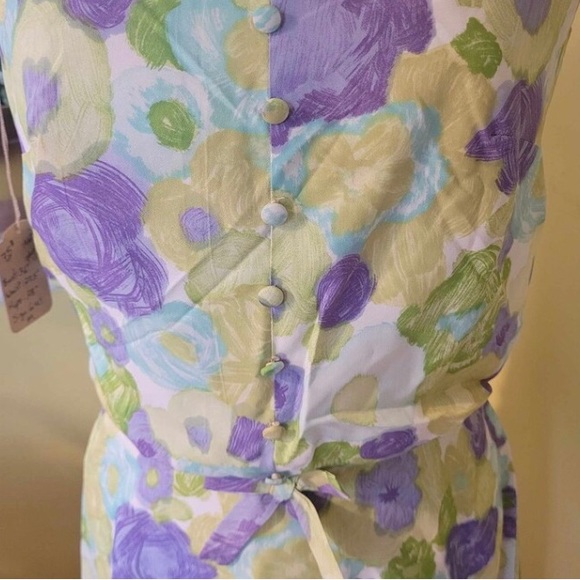 Vintage 
1960's A Dayval Dress. Gorgeous floral design. Polyester, lined. US6 - Picture 5 of 6